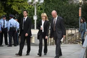 Kommen sie dem T&auml;ter auf die Spur? Scott (Danny Pino, l.), Lilly (Kathryn Morris, M.) und John (John Finn, r.) ...; Kommen sie dem T&auml;ter auf die Spur? Scott (Danny Pino, l.), Lilly (Kathryn Morris, M.) und John (John Finn, r.) ...