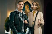Romy Heiland (Christina Athenst&auml;dt, r.) und Ringo Holl&auml;nder (Tim Kalkhof, l.) wollen herausfinden, ob die Mitglieder der &bdquo;First Savior Church&ldquo; etwas mit den Vorkommnissen w&auml;hrend der Partynacht zu tun haben.