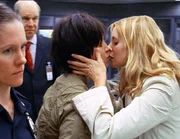 Nach der Scheidung von ihrem millionenschweren Mann beginnt Nicole Wallace (Olivia d'Abo, r.) eine Aff&auml;re mit Ella (Grace Hsu).