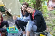 Toni (l.) und Anna (r.) beim Frühstück vorm Zelt. Jetzt heißt es einpacken und "Leinen los"! Toni (l.) und Anna (r.) beim Frühstück vorm Zelt. Jetzt heißt es einpacken und "Leinen los"!