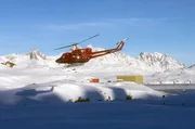 Mehrmals am Tag starten und landen Helikopter im Winter in Tasiilaq und bringen neue Touristen an ihren Urlaubsort und versorgen die Einwohner mit frischer Nahrung.
