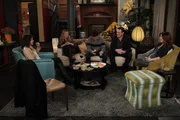 Zwischen Barney und Quinn (Becki Newton, 2.v.l.) scheint es ziemlich erst zu sein, denn die beiden planen zusammen zu ziehen. Das gef&auml;llt Ted (Josh Radnor, M.), Marshall (Jason Segel, 2.v.r.), Lily (Alyson Hannigan, r.) und Robin (Cobie Smulders, l.) allerdings &uuml;berhaupt nicht und sie versuchen das vermeintliche Traumpaar auseinander zu bringen ...