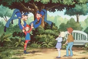 Pippi (unten l.) h&auml;lt die beiden Polizisten Kling und Klang in der Luft als w&auml;ren sie aus Papier. Annika (2.v.r.) und Tommy (r.) trauen ihren Augen nicht, als sie das sehen.