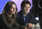 Arbeiten an einem neuen Fall: Richard Castle (Nathan Fillion, r.) und Kate Beckett (Stana Katic, l.) Arbeiten an einem neuen Fall: Richard Castle (Nathan Fillion, r.) und Kate Beckett (Stana Katic, l.)