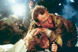 John McClane (Bruce Willis) besch&uuml;tzt seine Frau Holly (Bonnie Bedelia) vor den Terroristen.