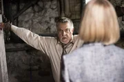 Dr. Victoria Nolan (Jessica Tuck) kettet Detective Vince Korsak (Bruce McGill) in seinem Keller an. Dr. Victoria Nolan (Jessica Tuck) kettet Detective Vince Korsak (Bruce McGill) in seinem Keller an.