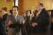 Monk (Tony Shalhoub, l.) ist von dem selbstreinigenden Staubsauger begeistert und &uuml;bersch&uuml;ttet dessen Erfinder Kurt Pressman (John Carroll Lynch) mit Komplimenten.