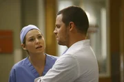 Izzie, Cristina, Alex (Justin Chambers, r.) und Meredith (Ellen Pompeo, l.) erfahren, dass einer von ihnen demn&auml;chst die erste eigene Operation durchf&uuml;hren darf. Daraufhin bricht ein Konkurrenzkampf zwischen den jungen &Auml;rzten aus ...
