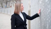 Mariella Gittler bei der Holocaust Namensmauer.
