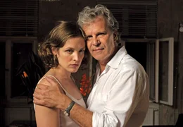 Peter (Peter Sattmann) steht der jungen Kellnerin Jenny (Katharina Lorenz) zur Seite.
