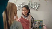 Margreet (Romy Voll) bekommt von Floor ihre zweite Pussycat.