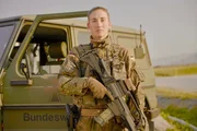 Alina (33) ist Zugführerin bei den Gebirgsjägern. Beim Auslandseinsatz im Kosovo übernimmt sie Verantwortung für 34 Soldaten. Alina (33) ist Zugführerin bei den Gebirgsjägern. Beim Auslandseinsatz im Kosovo übernimmt sie Verantwortung für 34 Soldaten.