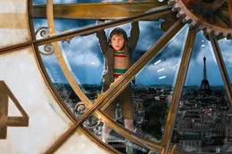 Montparnasse in den 1930er Jahren: Das Waisenkind Hugo (Asa Butterfield) lebt versteckt im Gew&ouml;lbe des Pariser Bahnhofs und ist immer auf der Flucht vor dem hinkenden Bahnhofaufseher. Eines Tages jedoch wird er beim Stehlen eines mechanischen Spielzeugs ertappt ...