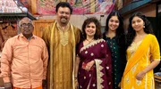 Religion ist Privatsache, sagen die einen. Andere zeigen ihren Glauben ganz offen. Menschen mit Turban, Kopftuch, Kippa und Ordenskleid begegnen uns im Alltag immer wieder. Warum machen sie ihren pers&ouml;nlichen Glauben so sichtbar? Und wie f&uuml;hlt es sich an, als religi&ouml;ser Mensch erkennbar zu sein? Wir haben f&uuml;nf Menschen aus f&uuml;nf Religionen gefragt. - Vilwanathan Krishnamurthy (l.) mit Familie Prabhu im Sri Ganesha Hindu Tempel.