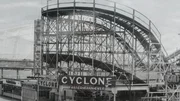 Die Cyclone-Achterbahn im Luna Park auf Coney Island Die Cyclone-Achterbahn im Luna Park auf Coney Island