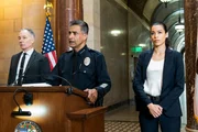 Von links: Robert Hicks (Patrick St. Esprit), Chief Rivera (Jesus Ruiz) und Jessica Cortez (Stephanie Sigman) Von links: Robert Hicks (Patrick St. Esprit), Chief Rivera (Jesus Ruiz) und Jessica Cortez (Stephanie Sigman)