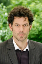 Gregory B. Waldis (Robert Loibl).