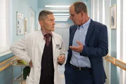 Psychologe Dr. Harald Reimers (Olaf Burmeister, re.) hat einen Nierenstein im Harnleiter. Reimers ist der Gutachter, bei dem Dr. Kaminski (Udo Schenk, li.) seine MPU angetreten hat. Dr. Kaminski will den Stein auf nat&uuml;rliche Weise aussp&uuml;len und verordnet Reimers, viel zu trinken.