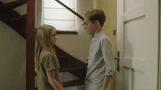 Floor (Bobbie Mulder) trifft zuf&auml;llig zu Hause im Flur auf Freek (Bing van Son).