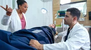 Dr. Lucia B&ouml;hm (Vanessa Rottenburg) bemerkt, dass Dr. Ilay Demir (Tan Caglar, re.) bei einem lebensbedrohlichen Notfall z&ouml;gert.