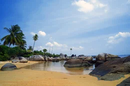 Strand mit Felsformationen auf der Insel Belitung.