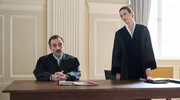 Rudi Illić ist erstmals in seiner Funktion als Anwalt der Nebenklage mit der neuen, streits&uuml;chtigen Staatsanw&auml;ltin Odette Santos (Anne Diemer, re.), seiner Nachfolgerin, konfrontiert.