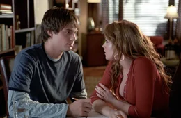 Dummerweise verguckt sich Cady (Lindsey Lohan, r.) ausgerechnet in Reginas Ex-Freund Aaron Samuels (Jonathan Bennett, l.). Als Regina dahinterkommt, beginnt ein Superterror ...