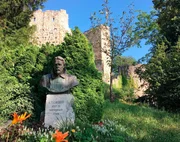 Das Denkmal des berühmten Dichters Anton Tschechow, unterhalb der Burg Baden. Eine Erinnerung daran, dass der Russe in Badenweiler gestorben ist. Das Denkmal des berühmten Dichters Anton Tschechow, unterhalb der Burg Baden. Eine Erinnerung daran, dass der Russe in Badenweiler gestorben ist.