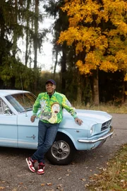 Ricky Harris im Porträt vor seinem Oldtimer. Ricky Harris im Porträt vor seinem Oldtimer.