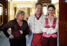 Franka (Diana Amft, re.) hat mit Hilfe ihrer Mutter Inge (Brigitte Janner) und des netten Kochs Jakob (Steffen Wink) den gesch&auml;ftlichen Durchbruch geschafft.