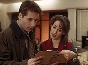 Die Polizistin Lazard (Maggie Wheeler, r.) zeigt Mulder (David Duchovny, l.) den Autopsiebericht eines vor neun Jahren auf ungeklärte Weise ermordeten Polizeibeamten ... Die Polizistin Lazard (Maggie Wheeler, r.) zeigt Mulder (David Duchovny, l.) den Autopsiebericht eines vor neun Jahren auf ungeklärte Weise ermordeten Polizeibeamten ...