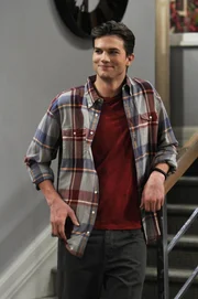 Walden (Ashton Kutcher) ist irritiert, weil Zoey st&auml;ndig an seinem Bart und seiner Frisur rumm&auml;kelt. Als Liebesbeweis m&ouml;chte sie, dass sich Walden seine Haare von Berta schneiden l&auml;sst.
