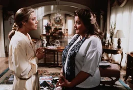 Barbara (Kathleen Turner, l.) sucht Rat bei ihrer Haush&auml;lterin Susan (Marianne S&auml;gebrecht, r.).