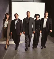 (1. Staffel) - Die Mitglieder des Naval Criminal Investigation Service: Leroy Gibbs (Mark Harmon, M.), Dr. Donald Mallard (David McCallum, 2.v.l.), Caitlin Todd (Sasha Alexander, l.), Abby Sciuto (Pauley Perrette, 2.v.r.) und Anthony DiNozzo (Michael Weatherly, r.)