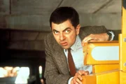 Mr. Bean k&auml;mpft im Parkhaus mit den T&uuml;cken der Schranke.