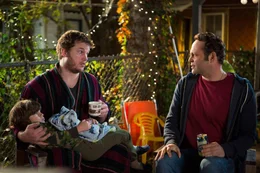 Davids (Vince Vaughn, r.) bester Freund Brett (Chris Pratt, l.) ist sprachlos, als er von seinem vermeintlich kinderlosen Freund erf&auml;hrt, dass dessen Samenspende vor zwanzig Jahren verheerende Folgen hatte - genaugenommen 533 Folgen ...