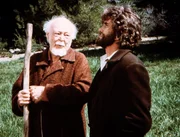 Charles (Michael Landon, r.) erhält Besuch von einem alten, weisen Mann (Don Beddoe, l.). Charles (Michael Landon, r.) erhält Besuch von einem alten, weisen Mann (Don Beddoe, l.).