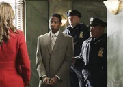 Der Verd&auml;chtige Otis Williams (Ray Stoney, 2.v.l.) wird aufs Revier gebracht, wo Kate Beckett (Stana Katic, l.) ihm auf den Zahn f&uuml;hlen will.