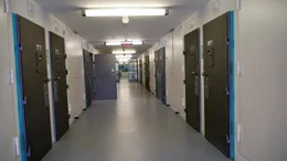In der JVA III gibt es den geschlossenen und offenen Vollzug sowie eine Jugendabteilung, die Untersuchungshaft und ein Mutter-Kind-Heim.