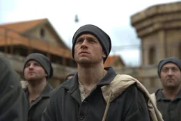 Die Lage scheint ausweglos, doch schon bei der Ankunft in Franz&ouml;sisch-Guayana kann Papillon (Charlie Hunnam) nur an Flucht denken.