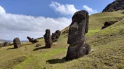 Rund 1000 riesige Steinskulpturen pr&auml;gen das Landschaftsbild der Osterinsel. Die Moai sind &uuml;ber die ganze Insel verteilt. Viele von ihnen sind umgest&uuml;rzt.