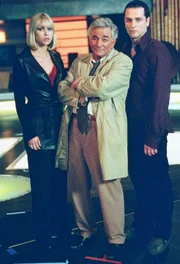 Haben der Partypromoter Justin (Matthew Rhys, re.) und dessen Freundin Vanessa (Jennifer Sky) den lästigen Klatschreporter aus dem Weg geräumt? Lt. Columbo (Peter Falk) ermittelt. Haben der Partypromoter Justin (Matthew Rhys, re.) und dessen Freundin Vanessa (Jennifer Sky) den lästigen Klatschreporter aus dem Weg geräumt? Lt. Columbo (Peter Falk) ermittelt.