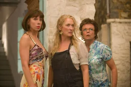 L-R: Tanya (Christine Baranski), Donna (Meryl Streep) und Rosie (Julie Walters)