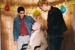 Nehmen den Kampf gegen den hinterh&auml;ltigen Heimleiter auf: Herman (Heinz W. Kr&uuml;ckeberg, M.) mit den beiden Zivis Benjamin (Denis Moschitto, l.) und Rocky (Julian Sengelmann, r.) ...