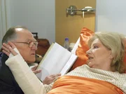 MDR Fernsehen IN ALLER FREUNDSCHAFT FOLGE 220, "Masken", am Dienstag (18.11.14) um 11:40 Uhr. Der Taxifahrer Willi Tetzlaf (Carl Heinz Choynski) ist für Carla Röhn (Johanna von Koczian) über die Jahrzehnte hinweg fast ein privater Chauffeur und Vertrauter. Nachdem die Beiden auf dem Weg zu einem Castingtermin mit Willis Taxi einen Unfall hatten und in die Sachsenklinik eingeliefert wurden, trägt Willi nur leichte Blessuren davon. Carla Röhn hingegen hat sich eine komplizierte Ellenbogenfraktur zugezogen. Da der für Carla so wichtige Termin aufgeschoben werden musste, nutzt sie die Zeit ihres Krankenhausaufenthaltes, um gemeinsam mit Willi die einzelnen Szenen durchzuspielen. MDR Fernsehen IN ALLER FREUNDSCHAFT FOLGE 220, "Masken", am Dienstag (18.11.14) um 11:40 Uhr. Der Taxifahrer Willi Tetzlaf (Carl Heinz Choynski) ist für Carla Röhn (Johanna von Koczian) über die Jahrzehnte hinweg fast ein privater Chauffeur und Vertrauter. Nachdem die Beiden auf dem Weg zu einem Castingtermin mit Willis Taxi einen Unfall hatten und in die Sachsenklinik eingeliefert wurden, trägt Willi nur leichte Blessuren davon. Carla Röhn hingegen hat sich eine komplizierte Ellenbogenfraktur zugezogen. Da der für Carla so wichtige Termin aufgeschoben werden musste, nutzt sie die Zeit ihres Krankenhausaufenthaltes, um gemeinsam mit Willi die einzelnen Szenen durchzuspielen.