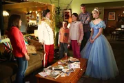 Halloween steht vor der T&uuml;r, doch Frankie (Patricia Heaton, l.) kann sich nicht wirklich darauf freuen, weil sie erf&auml;hrt, dass Axl (Charlie McDermott, 2.v.l.), Brick (Atticus Shaffer, 3.v.l.) und Sue (Eden Sher, 3.v.r.) im Falle einer Scheidung alle bei Mike (Neil Flynn, 2.v.r.) leben wollen w&uuml;rden. Und dann platzt auch noch April (Greer Grammer, r.) in die kleine Familienkrise ...