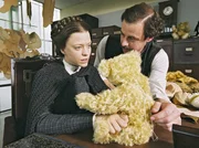 Margarete (Heike Makatsch) und ihr Bruder Fritz (Felix Eitner) haben gemeinsam den ersten B&auml;ren entwickelt und gen&auml;ht.