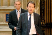 Sergeant James Hathaway (Laurence Fox, l.) hält seinem Chef Kriminalinspektor Robert Lewis (Kevin Whately) stets den Rücken frei.