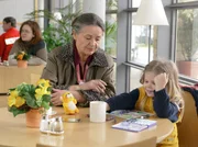 Helga Brahms, Nicoles Mutter (Monika Hetterle), mit ihrer Enkelin, Katja. Helga, die sich h&auml;ufig um ihre Enkelin k&uuml;mmert, ist auf dem besten Weg Katja zu einem "Omakind" zu erziehen.