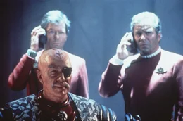 McCoy (DeForest Kelley, hinten l.) und Kirk (William Shatner, hinten r.) erhalten schlechte Nachrichten - doch General Chang (Christopher Plummer, vorne) scheint durchaus erfreut ...